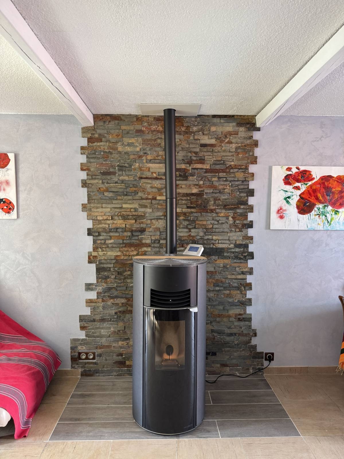 Poêle à granulés Hoben Eclipse installé à Saint Martin de Crau dans une ancienne cheminée