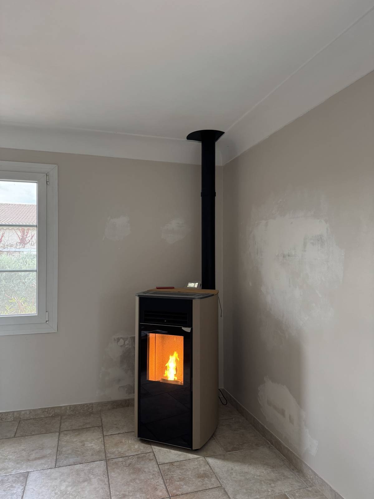 Poêle à granulés Hoben H9 installé dans le salon d'une villa à Aureille