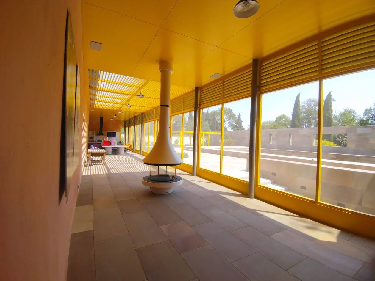 Cheminée à bois foyer fermé suspendue centrale laquée à vision panoramique à Arles 