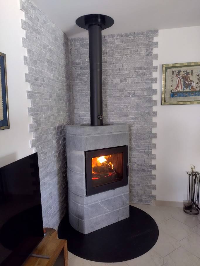 Poêle à bois à accumulation Lorflam installé dans un salon moderne à Tarascon