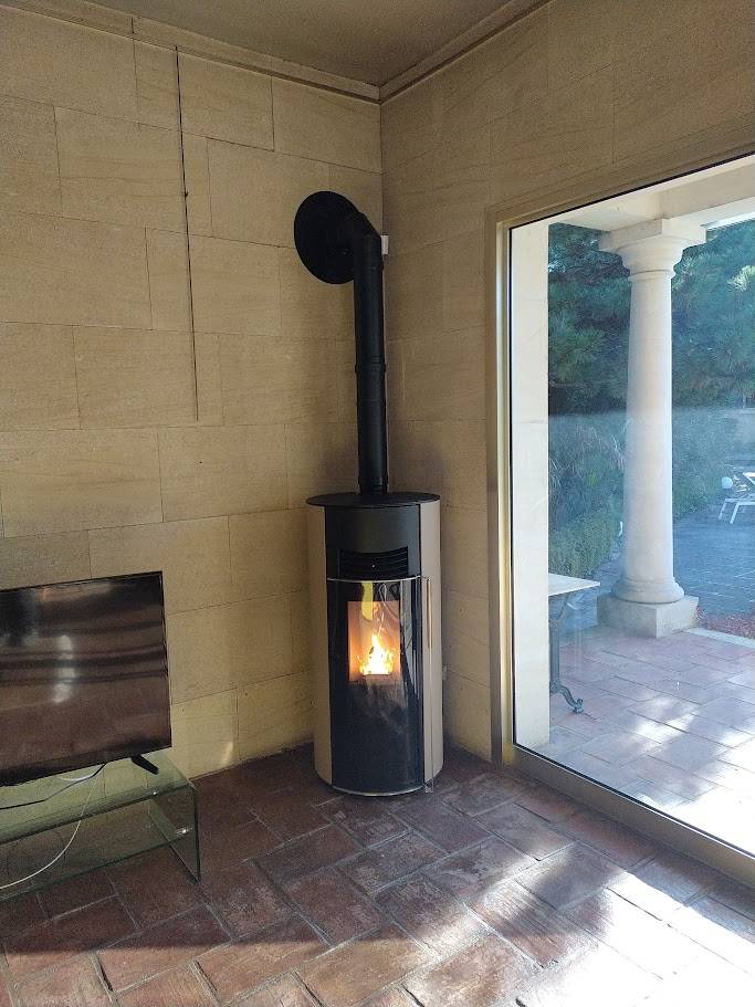 Installation technique d'un poêle Hoben Eclipse conçu pour durer par Provence Flamme à Fontvieille