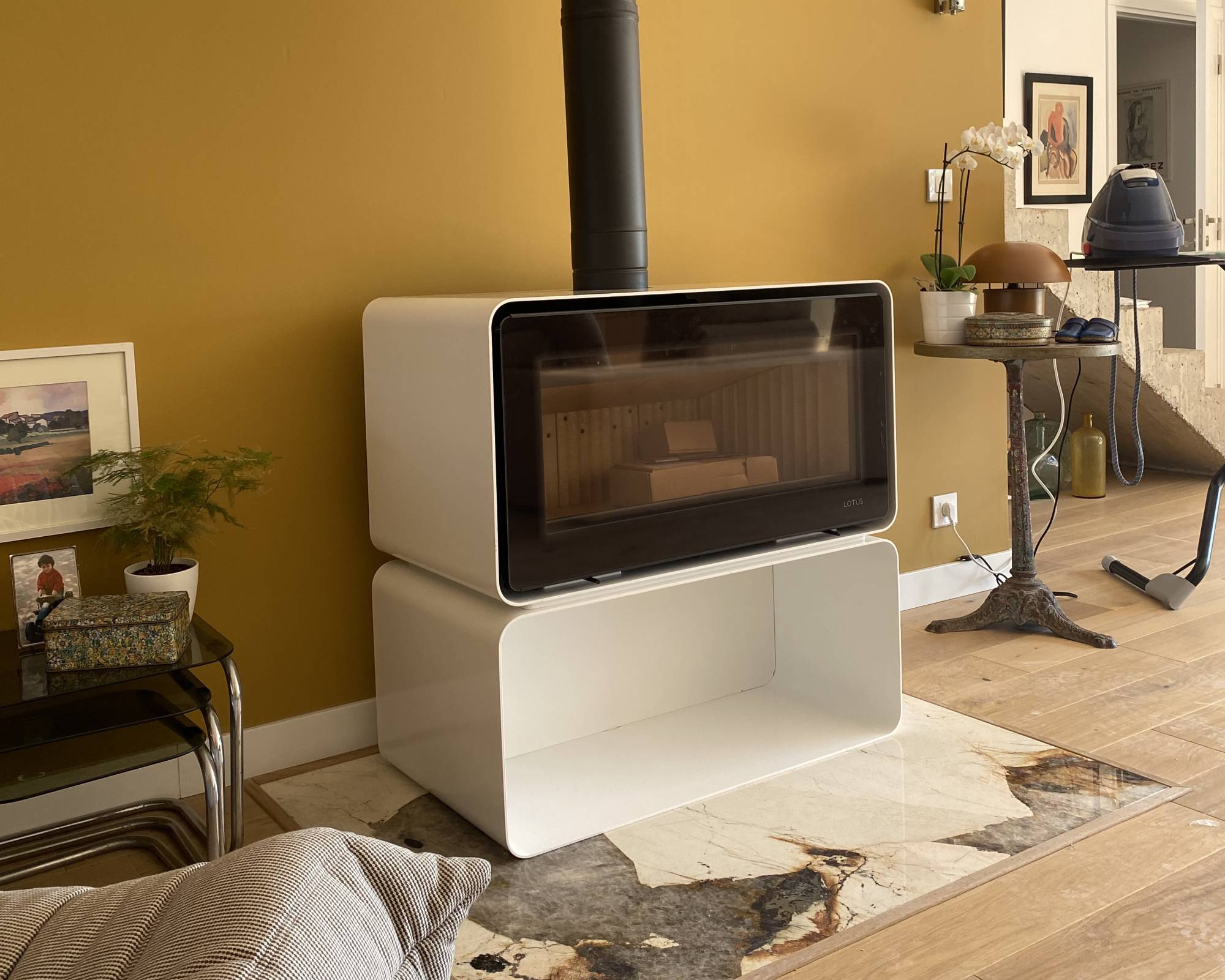 Poêle à bois horizontal en acier blanc sur coffre bûcher à Saint Rémy de Provence