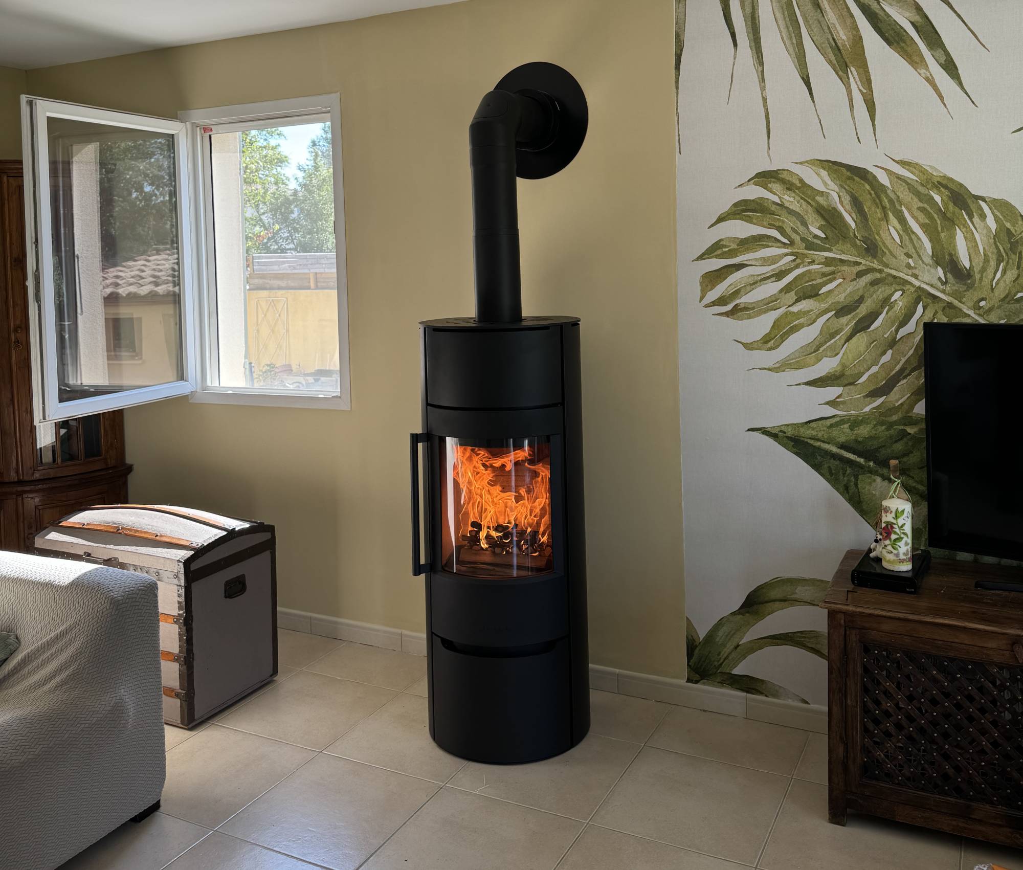 Poêle à bois rond en acier avec accumulation de chaleur avec conduit de cheminée extérieur à Raphèle