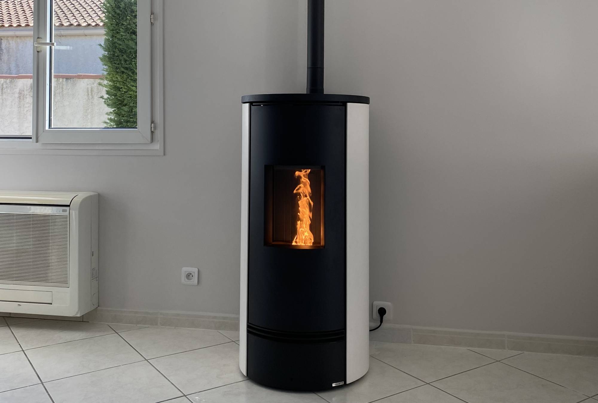 Poêle à granulés avec ventilation de l'air chaud par le bas en céramique à Eyguières