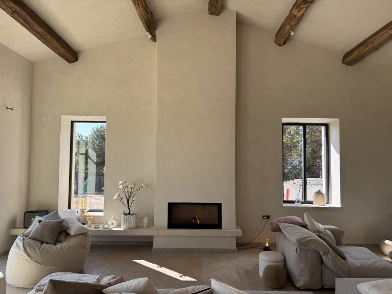 Installation d'un foyer panoramique Totem Fire dans un mas à Mouriès