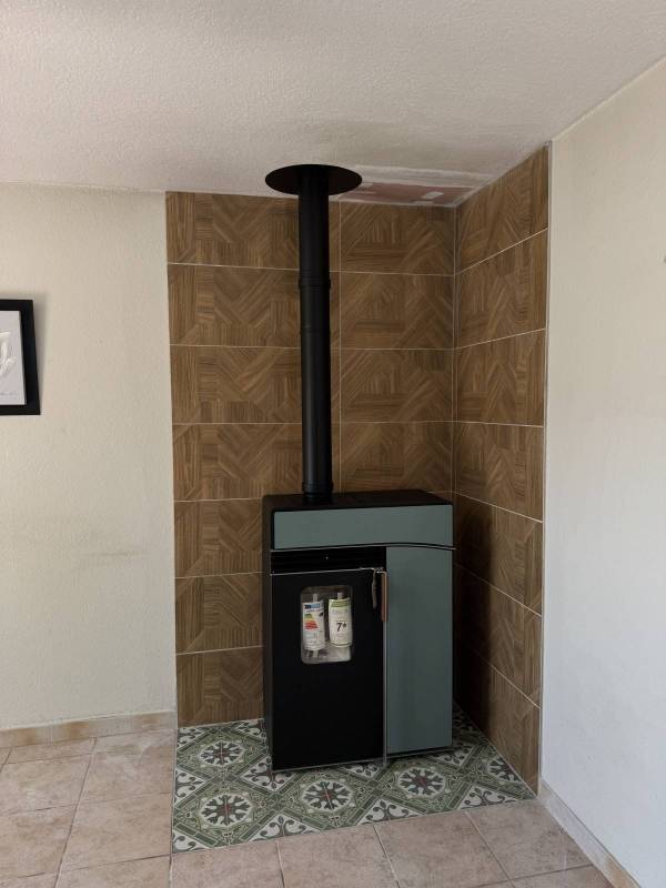 Remplacement d'une ancienne cheminée par un poêle Hoben H6 Horizon à Arles