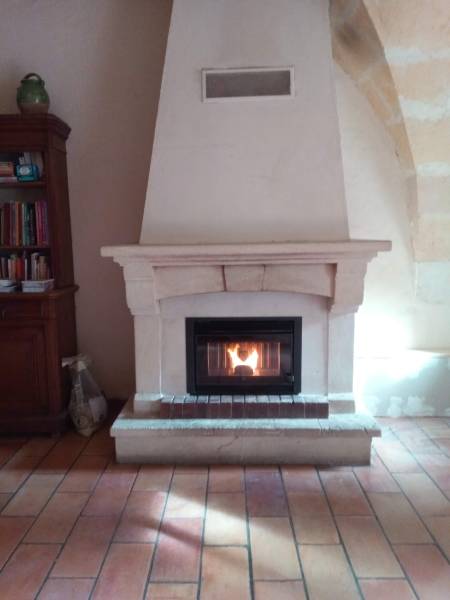 Restauration d'une cheminée traditionnelle avec installation d'un insert à granulés à Mouriès