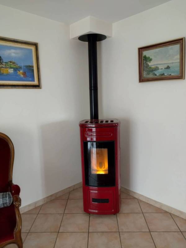 Poêle à granulés Piazzetta P220C en céramique rouge à Saint-Martin-de-Crau