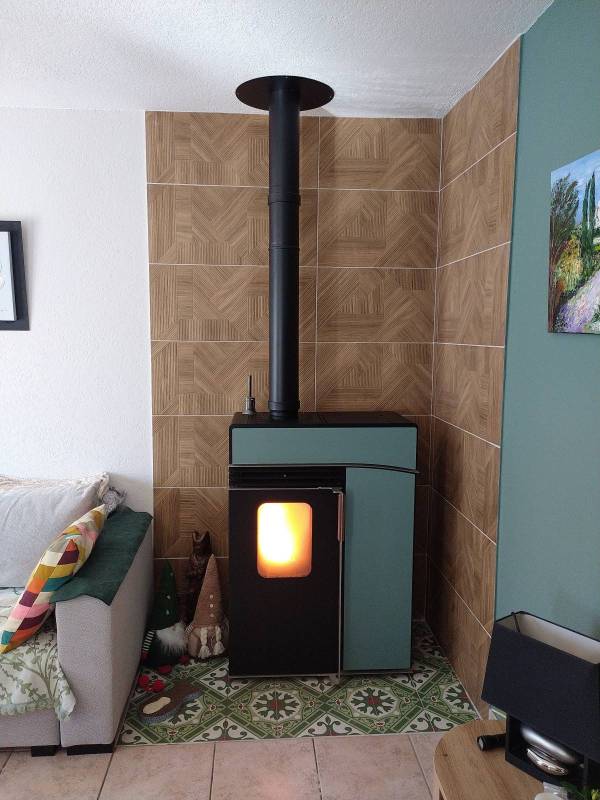 Poêle à granulés Hoben fabrication française installé dans un salon à Arles