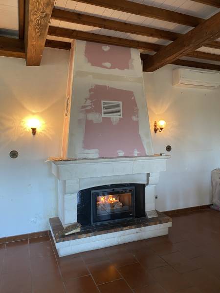 Cheminée traditionnelle restaurée avec un insert Seguin à Fourques