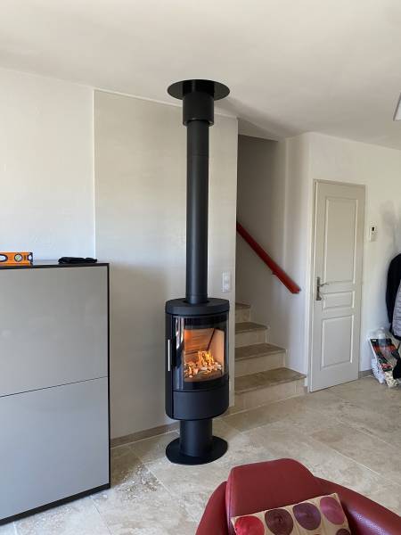 Poêle à bois Hwam 3110 avec revêtement mural de protection en céramique à Raphèle les Arles