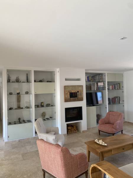 Cheminée moderne intégrée à une bibliothèque avec insert étanche Seguin dans une maison RT 2012 à Saint Martin de Crau