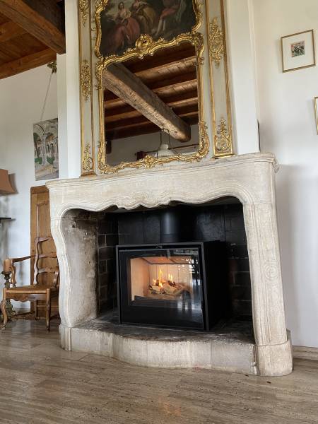 Installation d'un poêle à bois Seguin horizontal en acier dans une cheminée ancienne à Paradou dans les Alpilles