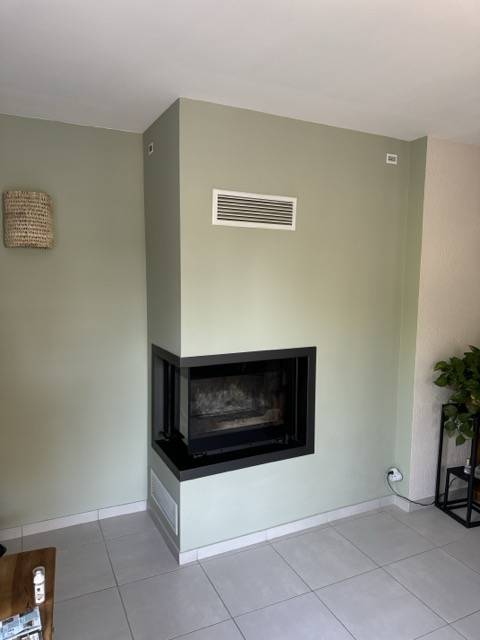 Cheminée avec foyer en fonte en angle finition vert pastel à Saint Rémy de Provence