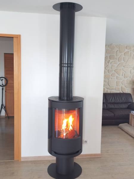 Poêle à bois sur pied Wiking Luma 2 avec conduit isolé Poujoulat pour une protection optimale