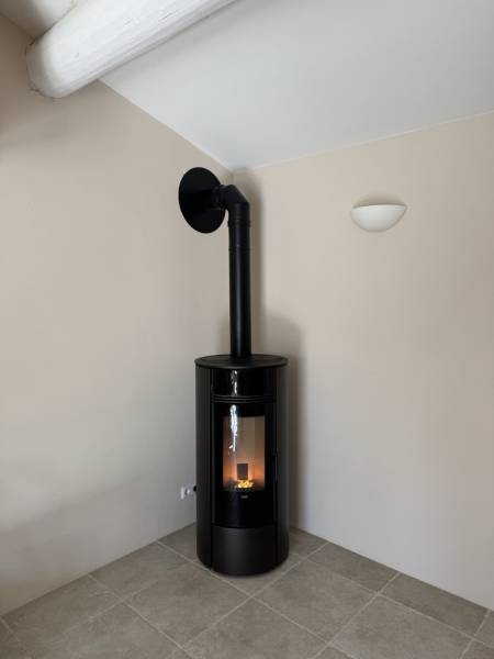 Installation design d'un poêle Klover Super 7 à Saint Etienne du Grès par Provence Flamme