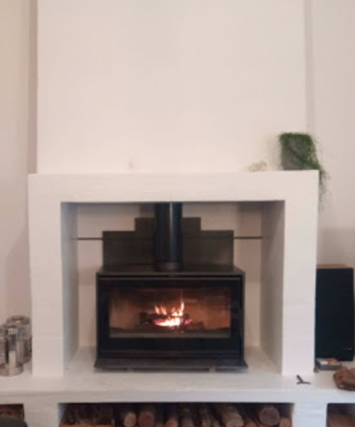 Vente et installation de cheminées avec système de conduit par un artisan qualifié à Arles